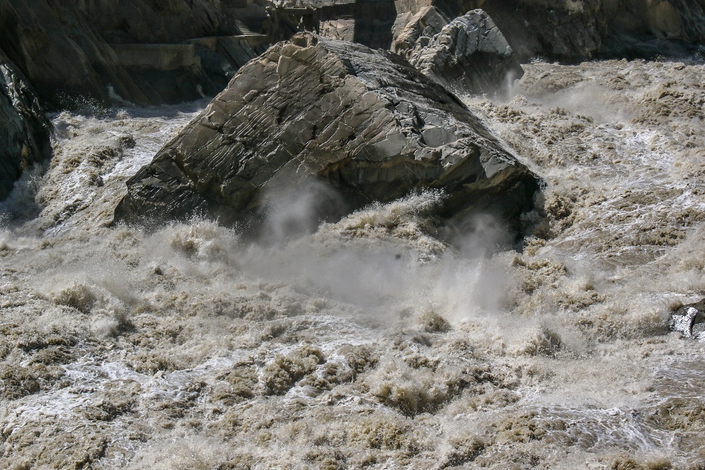 The rock in the middle of Tiger Leaping Gorge