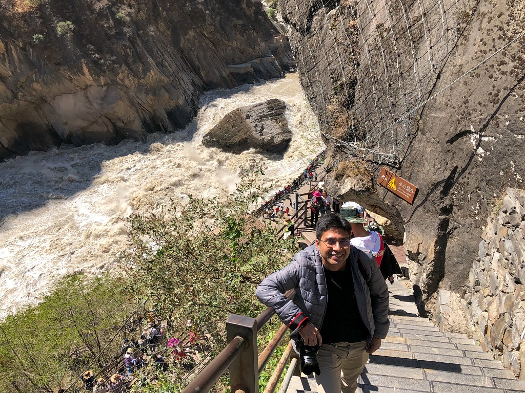 Climbing down the Tiger Leaping Gorge